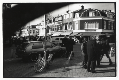402606 Gezicht in de Kanaalstraat te Utrecht, vanaf de hoek met de Damstraat, met de panden Kanaalstraat 53 (rechts) -hoger.